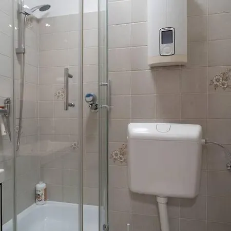 Two In One Building-schlachte Apartman